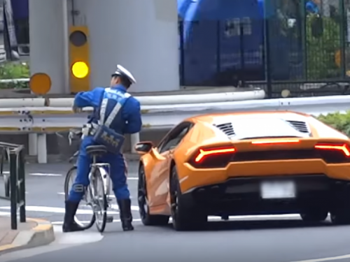Policajac na biciklu lovi prekršitelja u Lamborghiniju