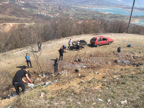 FOTO: Rumbočka mladost u akciji čišćenja Izlaza