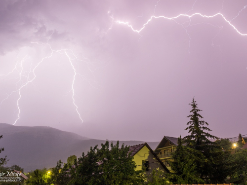 FOTO: Munje noćas 'parale' nebo iznad Rame