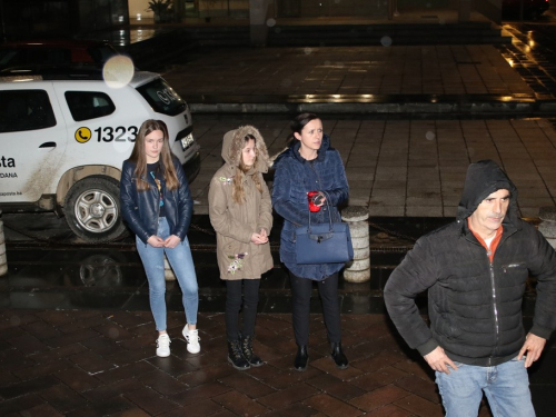 FOTO: Paljenjem svijeća u Prozoru odana počast Anti Pavloviću