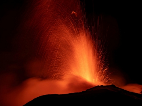 Zbog erupcije vulkana Etna aktiviran je crveni alarm