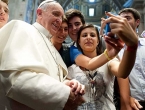 Papa Franjo kritizirao vjernike i svećenike: Misa nije za mobitele nego za molitvu!