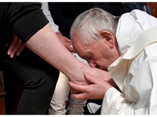 Papa Franjo ljubio i prao noge zatvorenicima, među njima tri žene i musliman