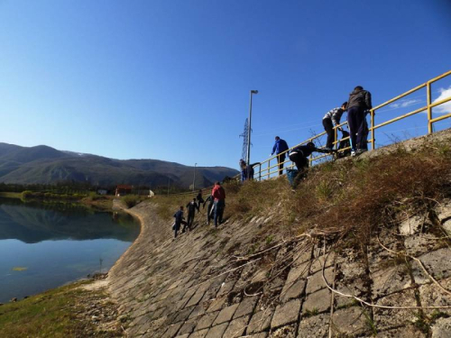 FOTO: Učenici u Eko akciji čišćenja obale Ramskog jezera