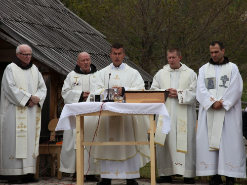 FOTO: Druženje Rumbočana i sv. misa na Zahumu