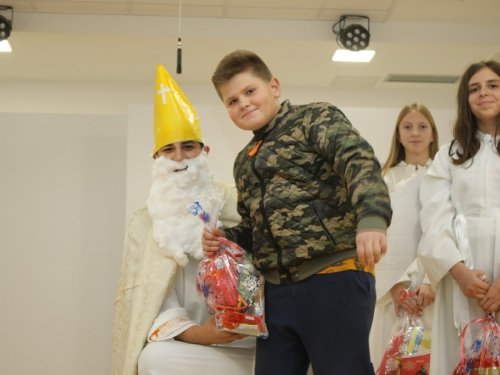 FOTO: Sv. Nikola razveselio mališane u Rumbocima