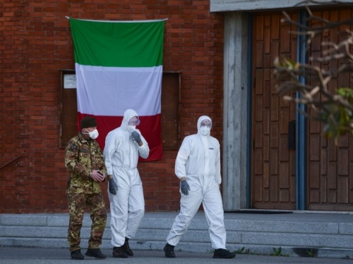 Italija: U protekla 24 sata umrlo 889 osoba