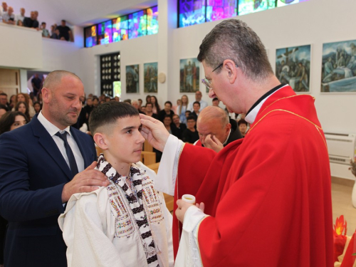 FOTO: Krizma u župi Rumboci