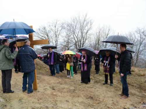 FOTO: Mons. dr. Pero Sudar predvodio misu i Križni put na Uzdolu