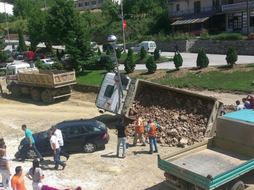 FOTO: U Prozoru se prevrnuo kamion natovaren zemljom