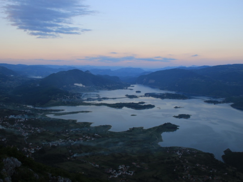 FOTO: Paljenjem svitnjaka Rama dočekuje sv. Ivu