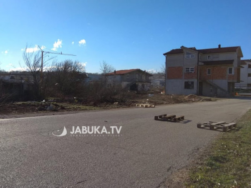 FOTO: U Hercegovini olujni vjetar ruši sve pred sobom