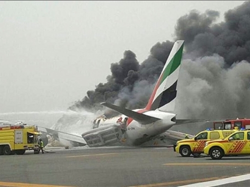 Avion se srušio i zapalio pri slijetanju, svi putnici preživjeli