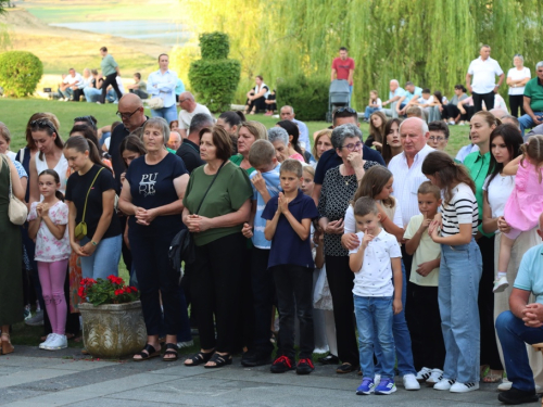 FOTO: Započela trodnevnica na Šćitu uoči Male Gospe, prvi dan posvećen školarcima