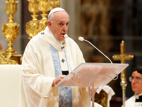 Vatikan pojasnio izjave pape Franje o istospolnim brakovima