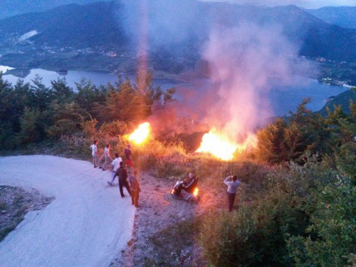 FOTO: Paljenjem svitnjaka Rama dočekuje sv. Ivu