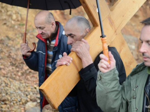 FOTO: Mons. dr. Pero Sudar predvodio misu i Križni put na Uzdolu