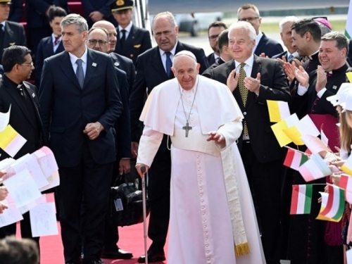 Papa doputovao u Budimpeštu, sastat će se s Orbanom i ukrajinskim izbjeglicama