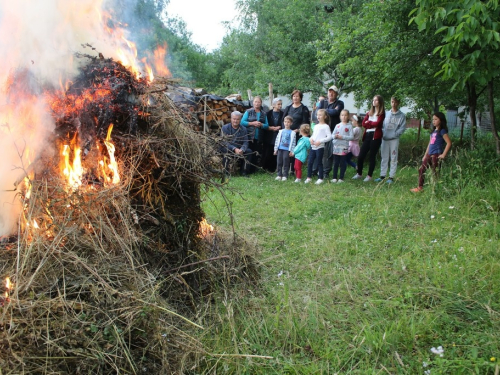 FOTO: Paljenjem svitnjaka Rama dočekuje sv. Ivu