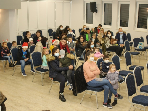 FOTO: Sv. Nikola razveselio mališane u Rumbocima