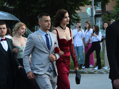 FOTO/VIDEO: Matura 2024. - Defile mladosti na ulicama Prozora