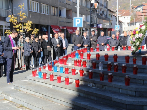 FOTO: Povodom Svih svetih u Prozoru zapaljene svijeće za poginule i preminule branitelje