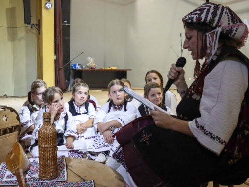 FOTO: Večer folklora u Domu kulture: Susret tradicije, glazbe i zajedništva