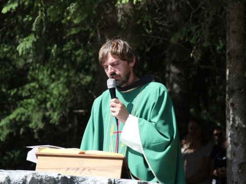 FOTO: Na Vranu služena sv. misa za poginule duvandžije