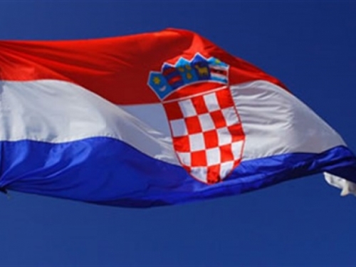 Policija u Vitezu skidala hrvatska obilježja