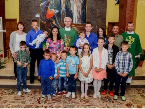 Mlada obitelj: Krstili sedmo dijete, a imaju 34 i 31 godinu