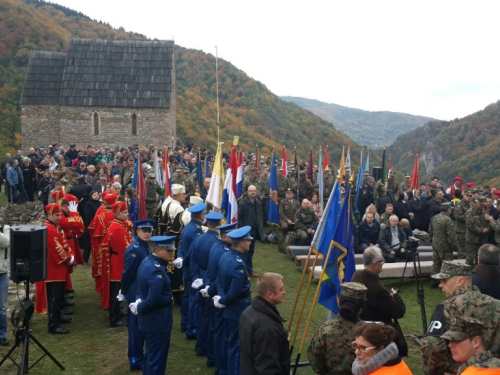 Molitveni pohod na Bobovac - Trebaju nam mudri ljudi i pošteni građani