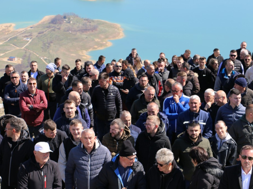 Mirno okupljanje na Zahumu: Ramci poručili – ''Ne damo svoje!''