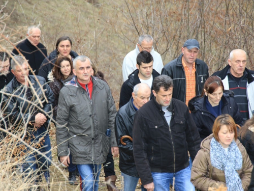 FOTO: Fra Andrija Jozić predvodio križni put na Uzdolu