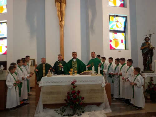 FOTO: Don Miljenko Džalto službeno predao župu Uzdol don Ivi Tomiću