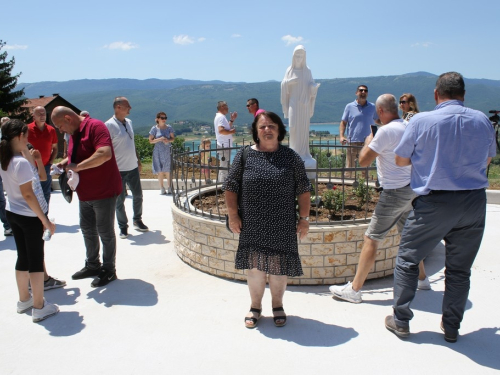 FOTO/VIDEO: U Podboru svečano blagoslovljen Gospin kip