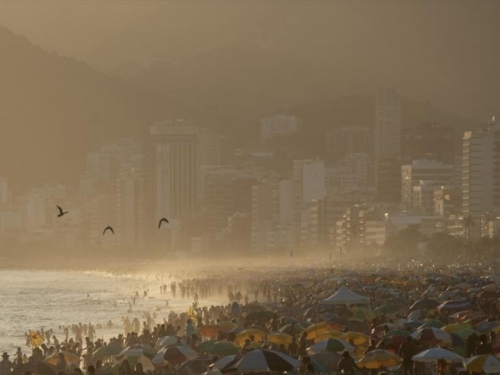 Tisuće ljudi na plaži u Rio de Janeiru traži spas od vrućine