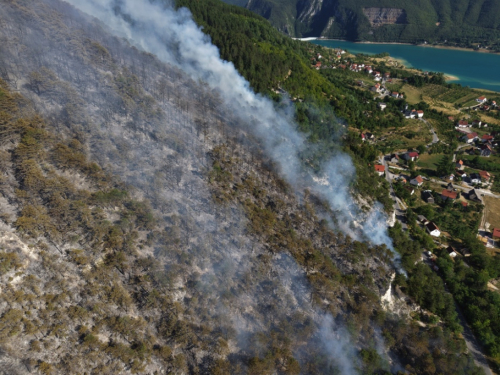 VIDEO/FOTO: Požar u Podboru - Vatrogasci nemoćni, borovina gori nekontrolirano
