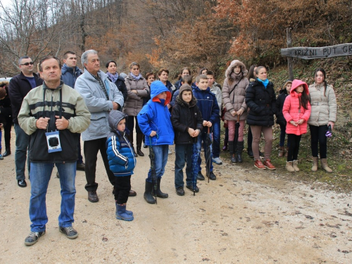 FOTO: Fra Andrija Jozić predvodio križni put na Uzdolu