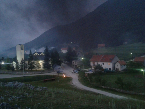 FOTO: Paljenjem svitnjaka Rama dočekuje sv. Ivu