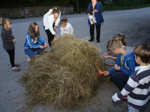 FOTO: Paljenjem svitnjaka Rama dočekuje sv. Ivu