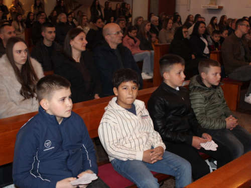 FOTO: Predstavljanje budućih prvopričesnika u župi Prozor