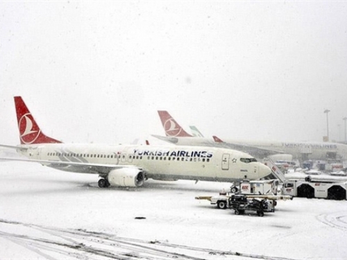 Snježna oluja prizemljila stotine aviona u Istanbulu