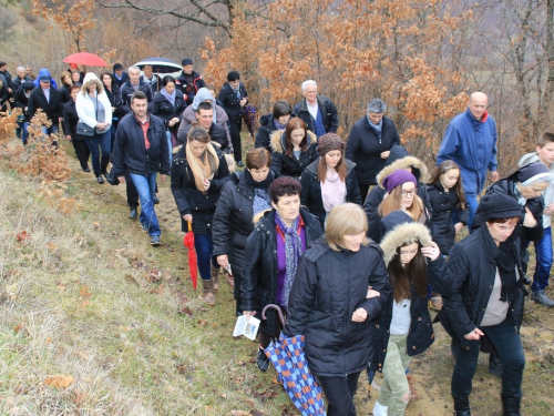 FOTO: Vlč. Ljubo Zadrić predvodio križni put na Uzdolu