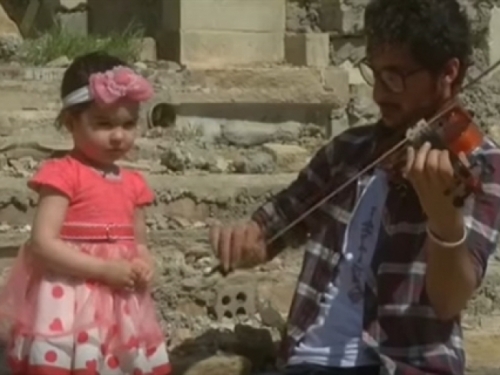 Dok Mosulom odjekuju eksplozije, on prkosno svira violinu
