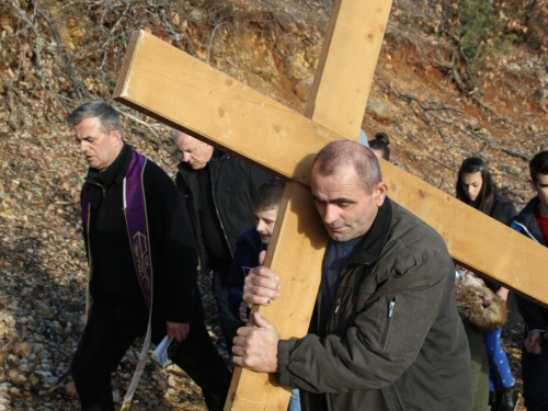 FOTO: Put križa - Treća korizmena nedjelja u župi Uzdol