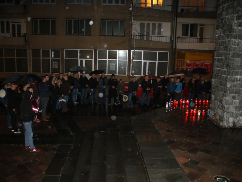 FOTO: Paljenjem svijeća u Prozoru odana počast Anti Pavloviću