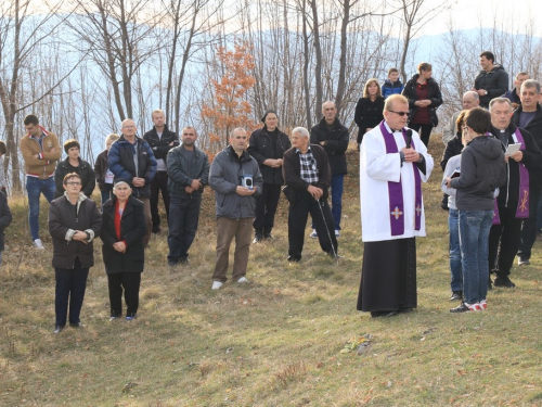 FOTO: Vlč. Stipo Knežević predvodio križni put na Uzdolu