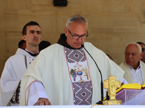 FOTO: Na Šćitu svečano proslavljena Velika Gospa i Mlada misa fra Mile Belje