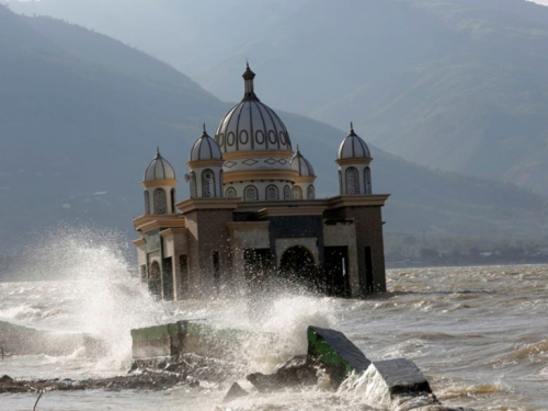 Potres i tsunami u Indoneziji ubili 1763 osobe, preko 5000 ih je nestalo