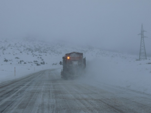 Snijeg otežava promet, neki putni pravci obustavljeni za kamione